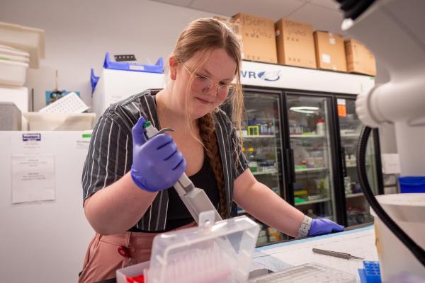 Biology student Makenna Fluegel conducts research in the lab of Robert Gereau.